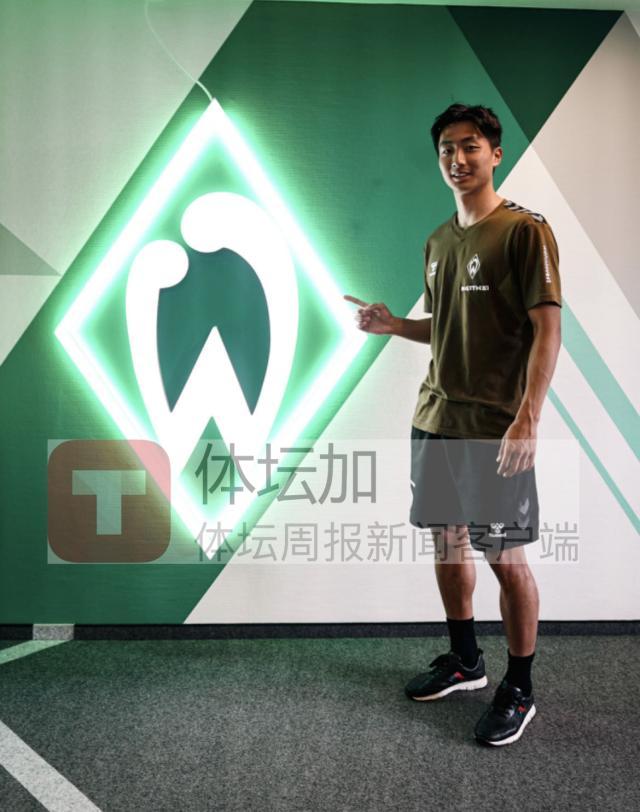 1691339685949060208.jpg 7月28日,李贤成与云达不莱梅俱乐部签约后.jpg