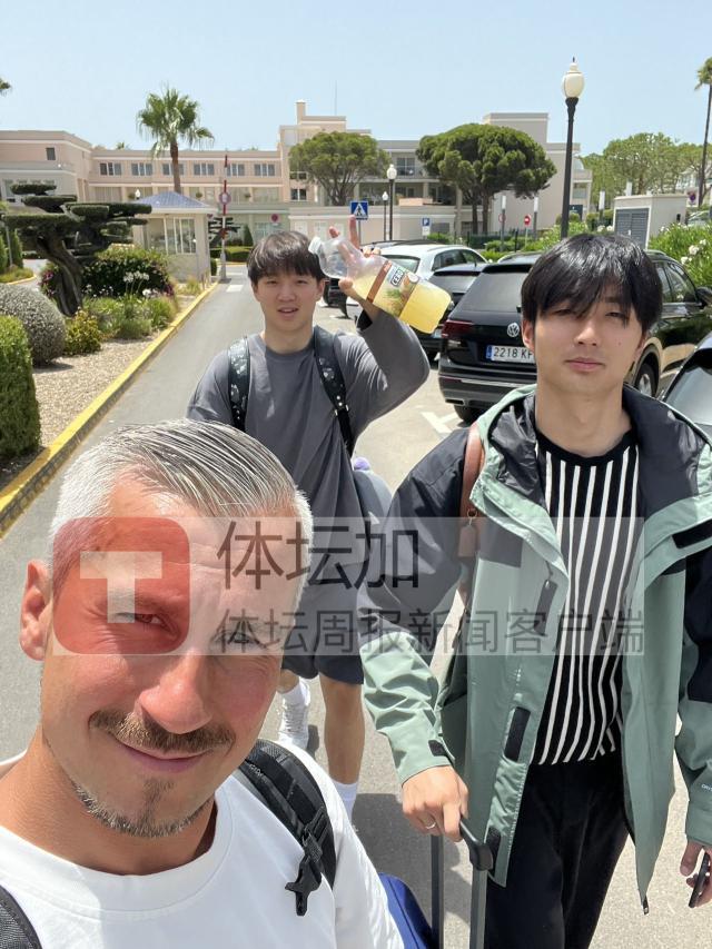 1691339753761034754.jpg 李贤成、王博文与在德监护人一起.jpg