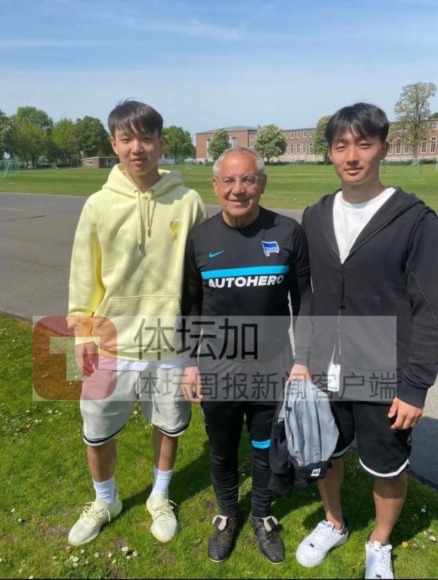 1691339801436036166.jpg 王博文、李贤成与德国名帅马加特合影.jpg