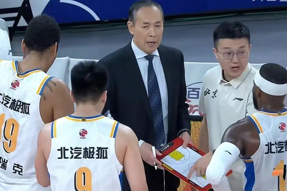 开云体育APP官网-北京男篮下半场崩盘，上海男篮19分大胜，翟晓川12+6范子铭辣眼睛